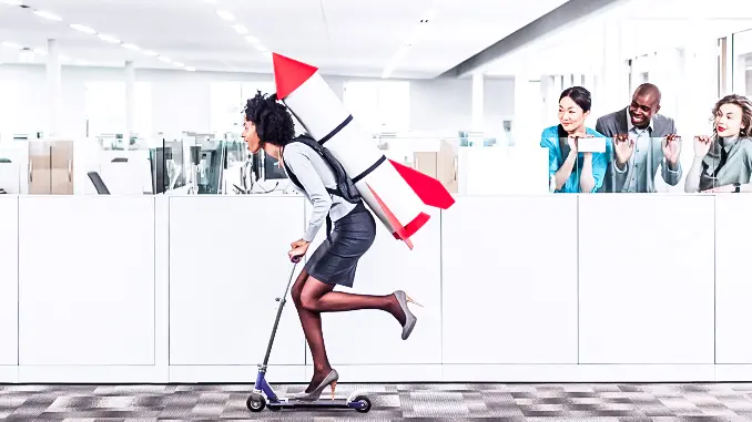 karriere tutor® Eine Geschäftsfrau mit einem Raketenrucksack fährt in einem Büro Roller, während ihre Kollegen im Hintergrund jubeln.