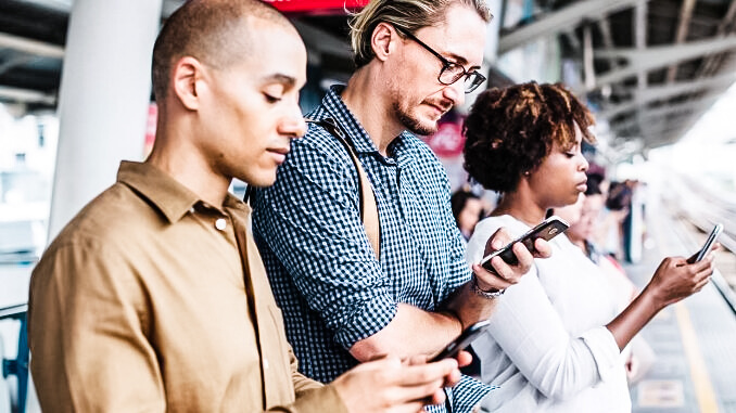 Personen schauen auf ihr Handy: Arbeit 4.0 - So beeinflusst uns die Digitalisierung